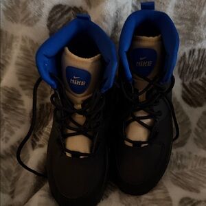 Nike Kids Black and Cream Sneakers with Blue Accents